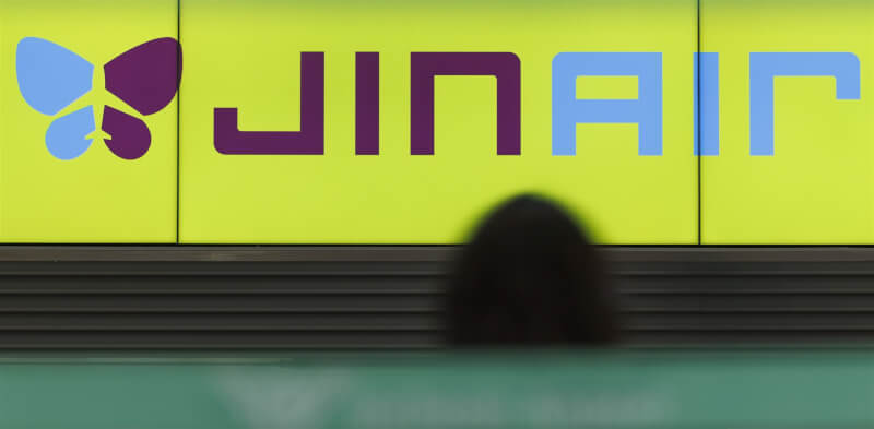 韓國廉航真航空一架從濟州島飛往浦項的客機2日起飛前冒煙，機上122人被緊急疏散。（韓聯社）