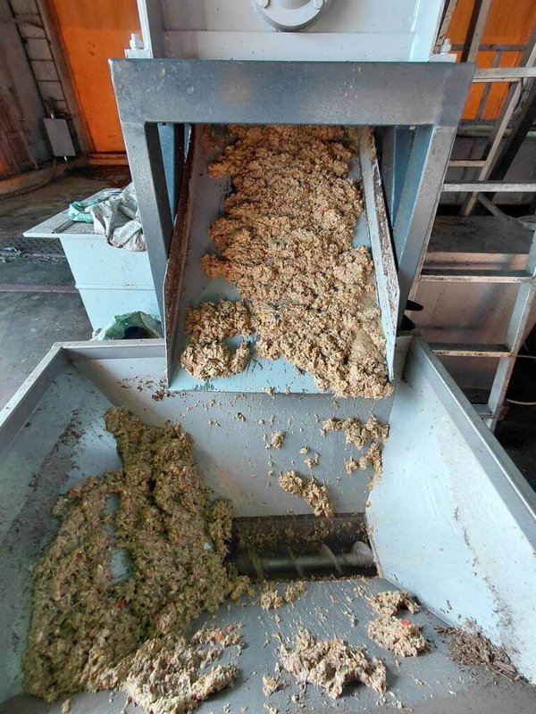 台中市政府環境保護局引進廚餘破碎脫水設備，廚餘進料後透過人工分選篩出金屬或大團硬塊等不適合破碎物質，再進入破碎及擠壓脫水程序，平均去除約30%到40%水分。圖為經脫水後廚餘。（環保局提供）中央社記者趙麗妍傳真 115年1月2日