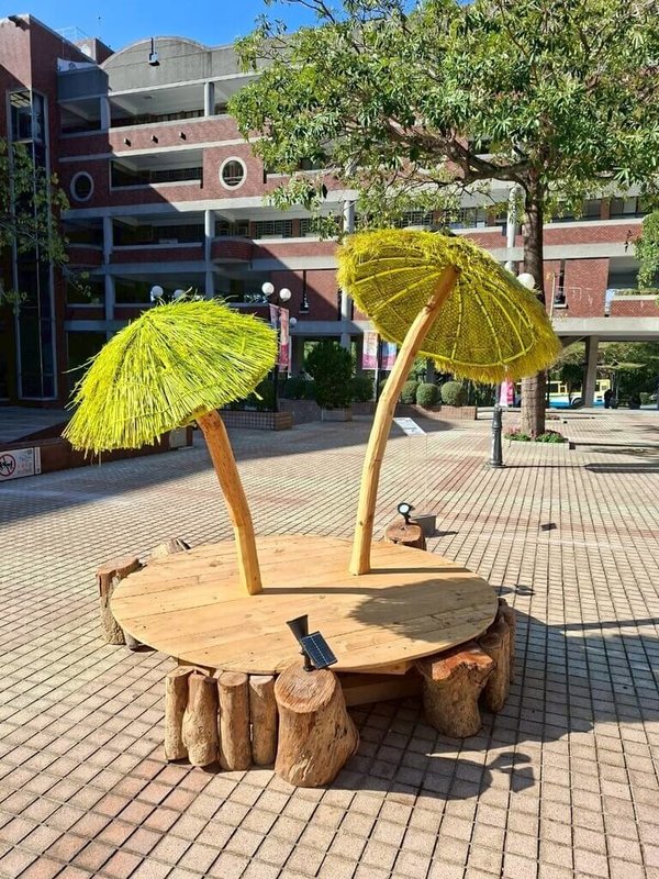 彰化大葉大學舉辦「里山藝術季全國大專院校競賽」，第一名由大葉大學造形藝術學系學生團隊作品「螢光蕈」獲得，以石牌社區常見蕈菇為靈感來源，象徵在地蘊藏的生命力與韌性。（大葉大學提供）中央社記者吳哲豪傳真　115年1月2日