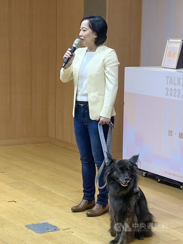 新北市政府2日宣布啟動2026年「技職社會責任（VSR）永續計畫」，共推動14項跨域合作，部分行動結合心輔犬推動陪伴與關懷服務，台灣心輔犬培育團隊執行長陳奕君（圖）應邀出席記者會分享。中央社記者黃旭昇攝　115年1月2日