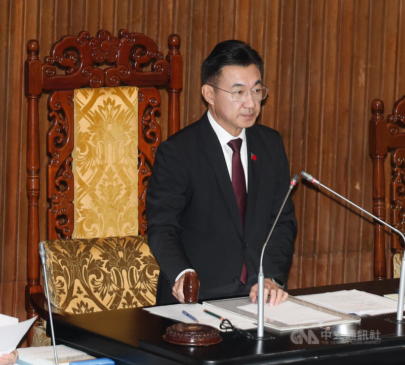 立法院會2日三讀修正通過衛星廣播電視法部分條文，明定主管機關審議電視台申設、評鑑、換照所召開的諮詢會議，其諮詢委員名單、會議紀錄應於會議後30天內提供給申請人，並包含未遮蔽的相關內容。圖為立法院副院長江啟臣敲下議事槌。中央社記者謝佳璋攝 115年1月2日