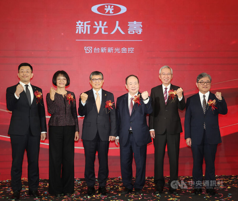 新光人壽與台新人壽正式合併，成台灣第4大壽險，以台新人壽為存續公司，但更名「新光人壽」，2日舉辦慶祝茶會，證券投資總處執行長王世聰（左起）、財會精算總處執行長林宜靜、總經理黃敏義、資深執行副總戴朝暉、業務通路總處執行長劉信成與不動產總處執行長陳芝貴出席合影留念。中央社記者張新偉攝　115年1月2日