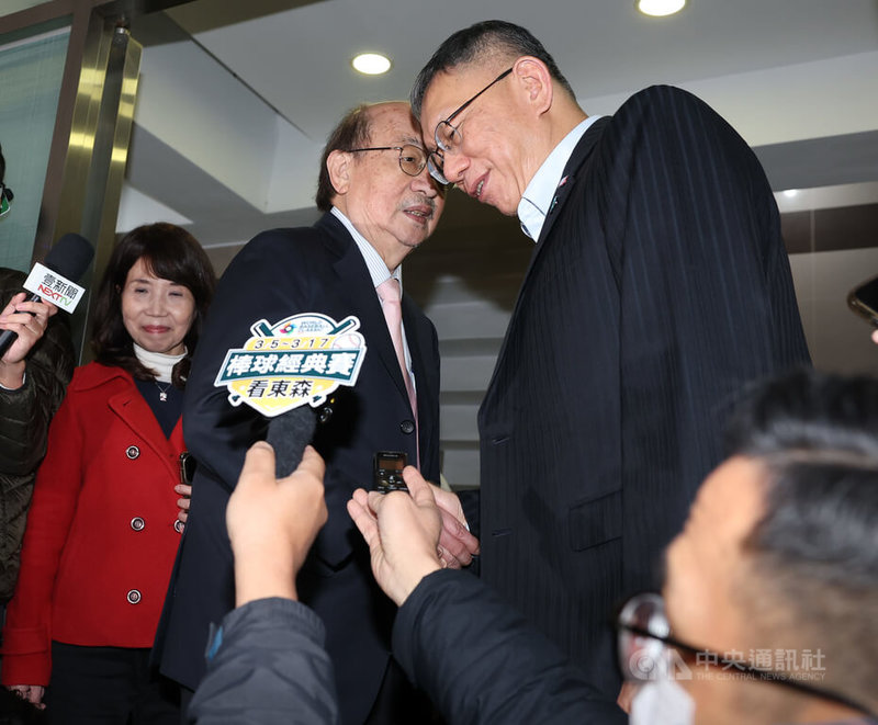 前民眾黨主席柯文哲(右)2日現身立法院,拜會民進黨立法院黨團總召柯建銘(中),會後兩人受訪。圖左為民眾黨立委陳昭姿。中央社記者謝佳璋攝 115年1月2日