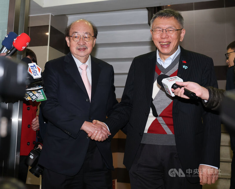 前民眾黨主席柯文哲(右)2日現身立法院,拜會民進黨立法院黨團總召柯建銘(左),兩人握手致意。中央社記者謝佳璋攝 115年1月2日