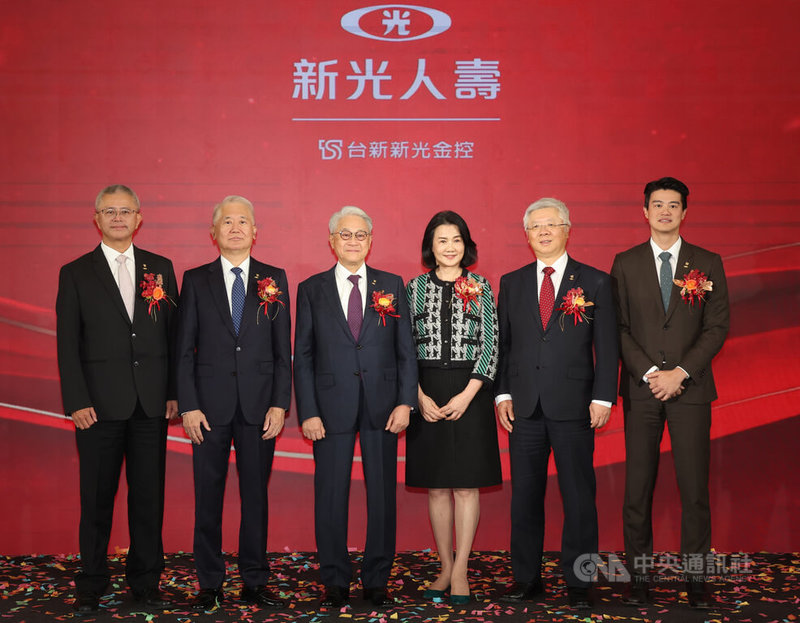 台新新光金控旗下台新人壽與新光人壽於元旦正式合併，以台新人壽為存續公司，更名新光人壽，成台灣第4大壽險，2日舉辦合併茶會，新壽副董事長洪士琪（左起）、董事長魏寶生、台新新光金控董事長吳東亮、台新銀行公益慈善基金會董事長彭雪芬、新壽董事林維俊與吳昕豪出席合影。中央社記者張新偉攝　115年1月2日
