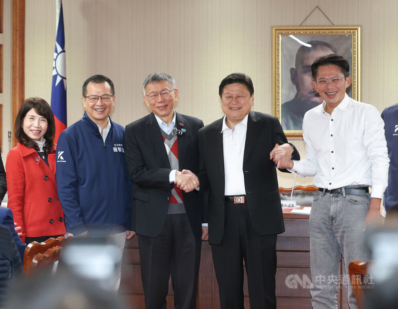 前民眾黨主席柯文哲（中）2日與現任黨主席黃國昌（右）等人，拜會國民黨立法院黨團，和黨團總召傅崐萁（右2）握手致意並合影。中央社記者謝佳璋攝 115年1月2日