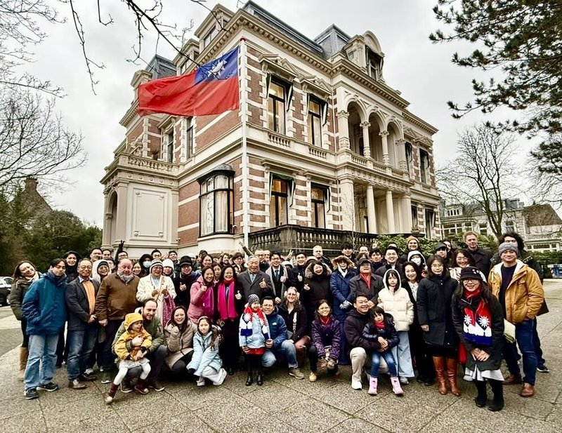 駐荷蘭代表處1日舉辦元旦升旗典禮，超過百名旅荷僑胞及留學生無畏攝氏5度低溫及風雨前往參與並高唱國歌。（駐荷蘭代表處提供） 115年1月2日