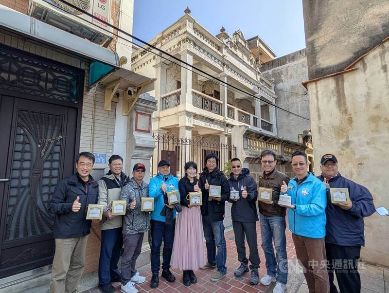 「僑鄉金門－王慶雲洋樓1934」獲選文化部首屆百大文化基地，洋樓營運團隊3日舉行成果發表，與會者和位於金城後浦街區的王慶雲洋樓合影。中央社記者吳玟嶸攝　115年1月3日
