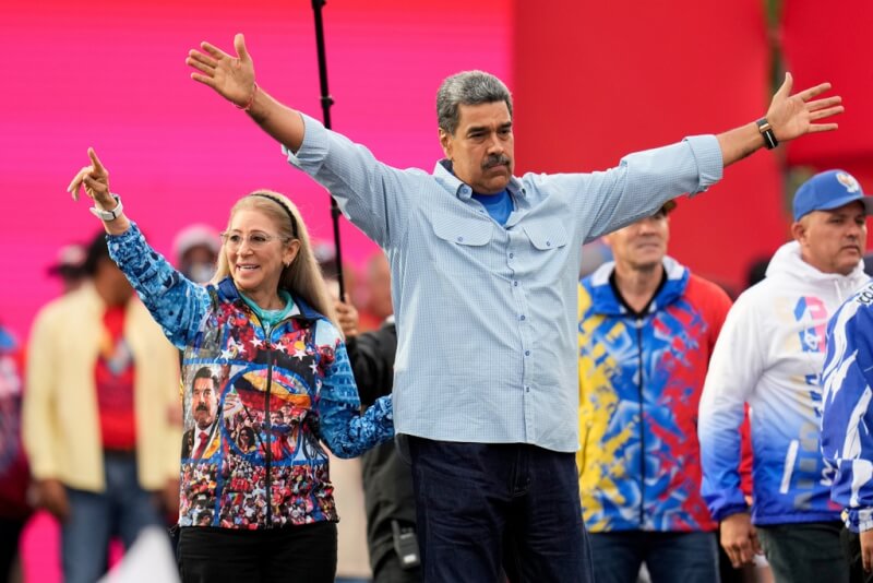 委內瑞拉總統馬杜洛（前右）與妻子佛羅雷斯（前左）。（美聯社）