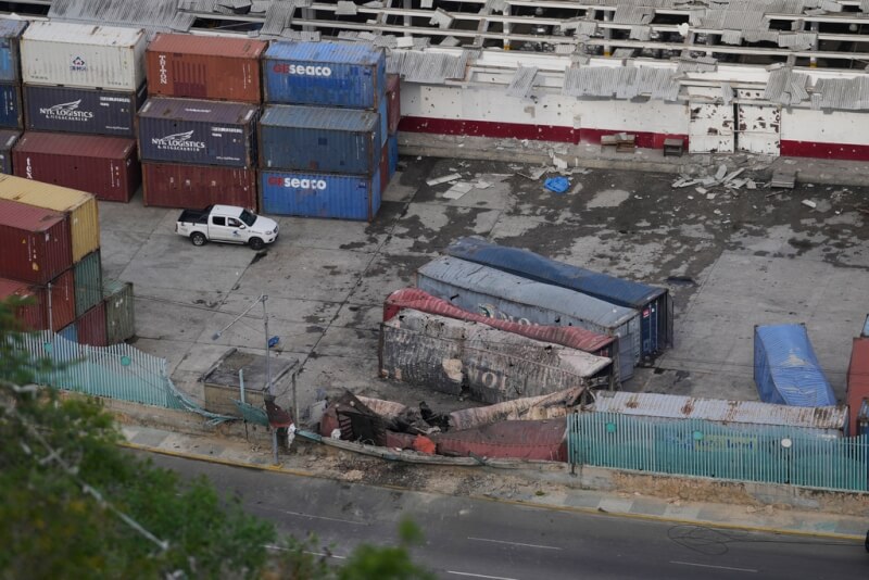 川普政府下令對委內瑞拉境內目標發動攻擊，拉圭拉州的港口貨櫃受損。（美聯社）