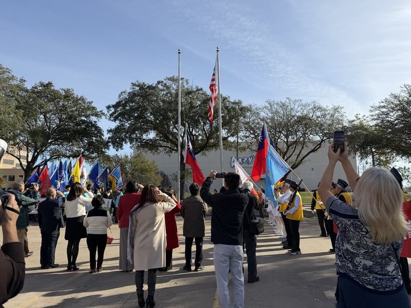 美國休士頓僑界元旦升旗典禮於1日在當地僑教中心廣場舉行。（休士頓華僑文教服務中心提供）中央社記者侯姿瑩華盛頓傳真 115年1月3日