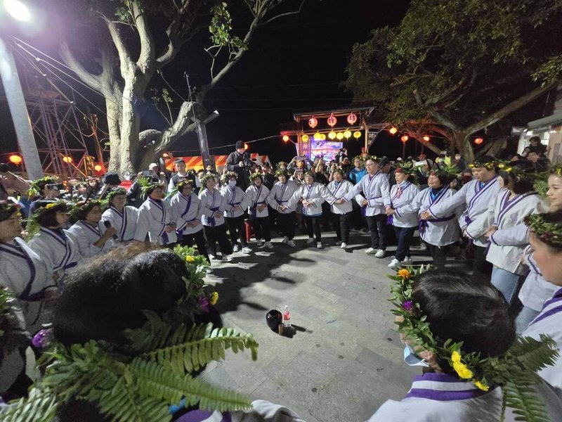 屏東縣高樹鄉加蚋埔夜祭3日晚間登場，遵循古禮崇敬祖靈，進行包括趒戲等禮儀，展現馬卡道族人對自然環境的崇敬及感恩，感謝「阿姆祖」對族人庇佑。（屏東縣政府文化處提供）中央社記者黃郁菁傳真　115年1月3日