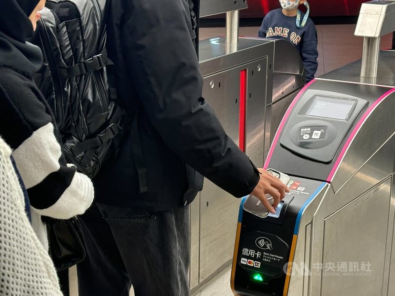 台北捷運3日開放使用QR Code掃碼乘車，實際觀察絕大多數民眾仍是使用數位卡證進站，僅極少數旅客持手機掃碼，其中又多能一次順利進站。中央社記者陳昱婷攝 115年1月3日