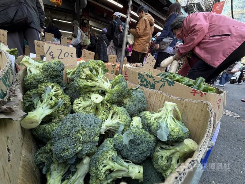 媒體近日報導，今年冬季青花菜價格跌到罕見低點，主因政府政策造成，農業部農糧署3日澄清，近期價格波動是因氣候造成集中採收，籲請各界勿引用錯誤資訊影響農民權益。圖為民眾在台北市北投區市場採買蔬菜。中央社記者徐肇昌攝 115年1月3日