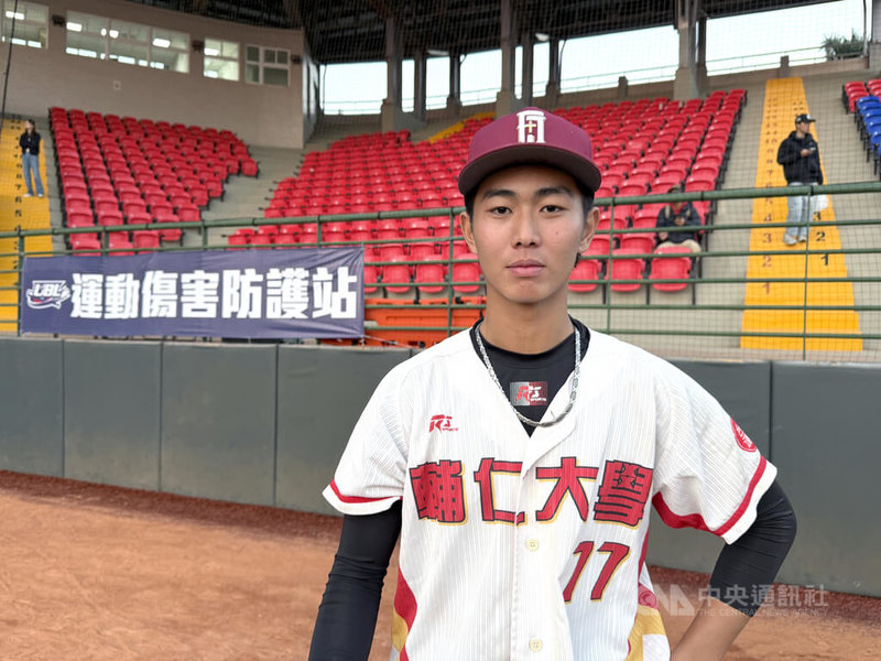 114學年度大專棒球聯賽（公開一級）輔仁大學3日複賽擊敗台東大學，輔大蔡承晉（前）單場2安3打點，好表現獲選單場最有價值球員（MVP）。中央社記者謝靜雯攝　115年1月3日