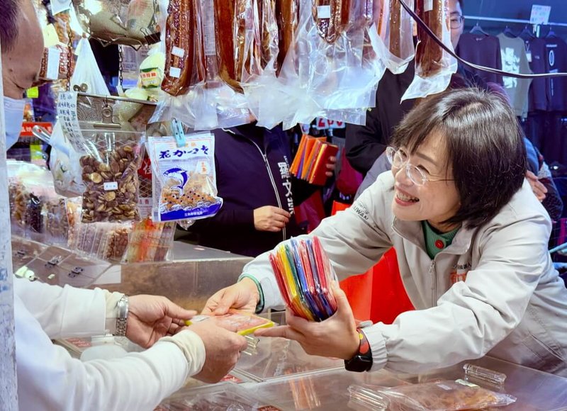 民主進步黨新北市長參選人蘇巧慧(前右)3日在新北永和區永安市場掃街拜票,爭取鄉親支持。(蘇巧慧服務處提供)中央社記者黃旭昇新北傳真 115年1月3日