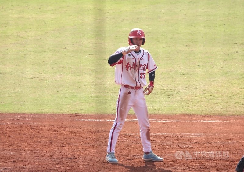 114學年度大專棒球聯賽（公開一級）8強複賽南華大學3日複賽首戰與國立體大交手，靠著王浩然（圖）3安2打點，終場以6比5搶下複賽首勝。中央社記者謝靜雯攝  115年1月3日