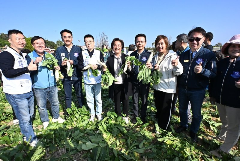 彰化縣芬園鄉農會3日舉辦拔蘿蔔活動，吸引逾5000人體驗農事樂趣，彰化縣長王惠美（前中）等人出席。（彰化縣政府提供）中央社記者蕭博陽傳真　115年1月3日