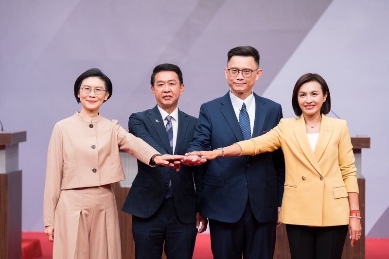 民進黨3日舉辦高雄市長提名政見會，參選人民進黨立委林岱樺（左1）、許智傑（左2）、賴瑞隆（右2）、邱議瑩（右1）等4人在開始前疊手表達團結。（照片由民進黨提供）中央社記者溫貴香傳真　115年1月3日