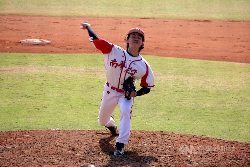 114學年度大專棒球聯賽（公開一級）8強複賽，南華大學大一投手賴冠廷（圖）3日後援登板，化解滿壘危機，投5局1責失分，率隊以6比5擊敗國立體大。中央社記者謝靜雯攝 115年1月3日