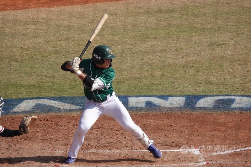 國體大一野手林秉澤3日在大專棒球聯賽（公開一級）複賽敲出陽春砲、為大學首轟，自評升上大學心態成長，爆發力也變更好。中央社記者謝靜雯攝  115年1月3日