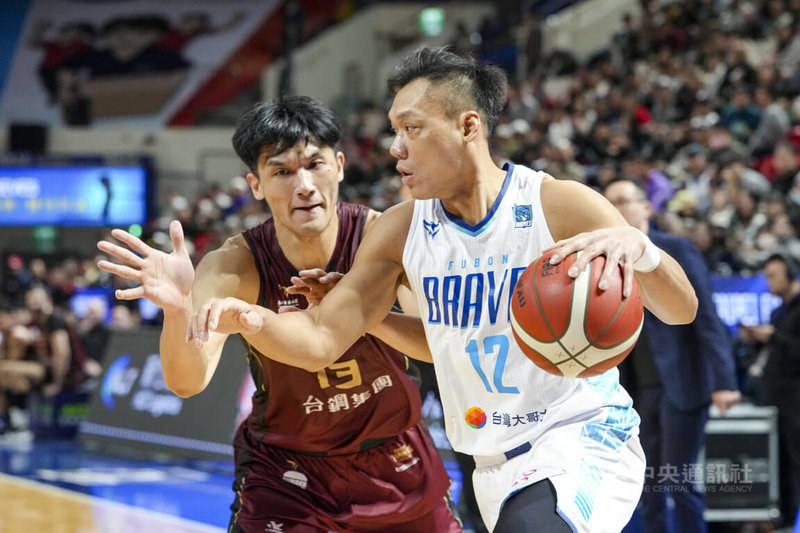 台灣職籃P.LEAGUE+台北富邦勇士3日在台北和平籃球場迎戰台鋼獵鷹，勇士隊「野獸」林志傑（右白衣）先發上陣，上半場投進2顆三分球，幫助球隊暫時以67比41領先。中央社記者鄭清元攝　115年1月3日