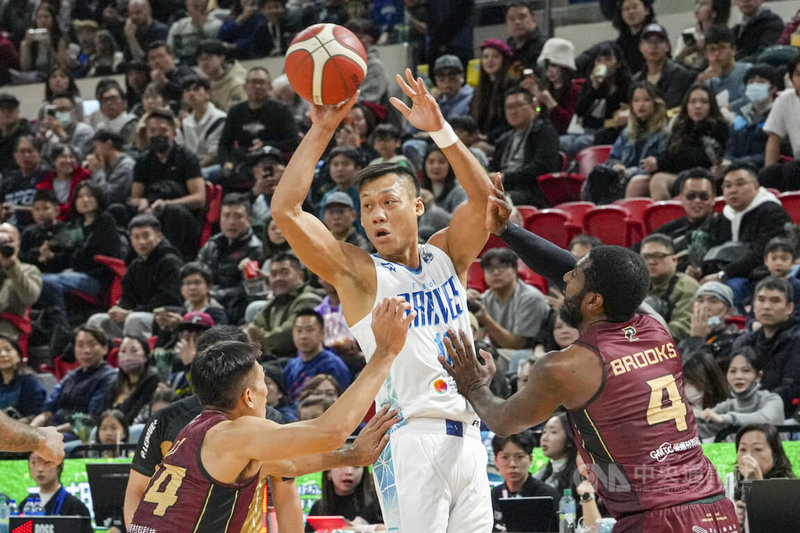 台灣職籃P.LEAGUE+台北富邦勇士3日晚間在台北和平籃球場與台鋼獵鷹交手，勇士隊「野獸」林志傑（中白衣）先發上半場投進2顆三分球，幫助球隊暫時以67比41領先。中央社記者鄭清元攝　115年1月3日