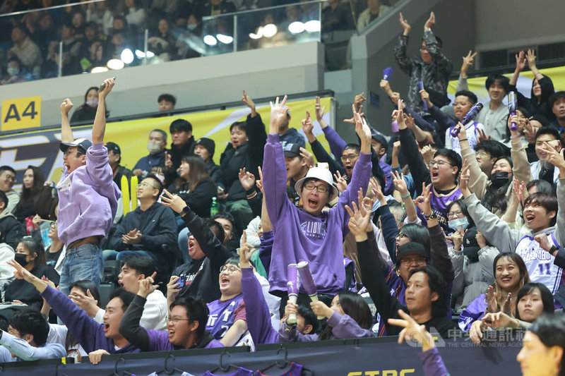 台灣職業籃球大聯盟（TPBL）3日在新莊體育館進行例行賽，由新竹御嵿攻城獅交手新北中信特攻，攻城獅球員一記三分球得分，引起場邊球迷熱情歡呼。中央社記者趙世勳攝　115年1月3日