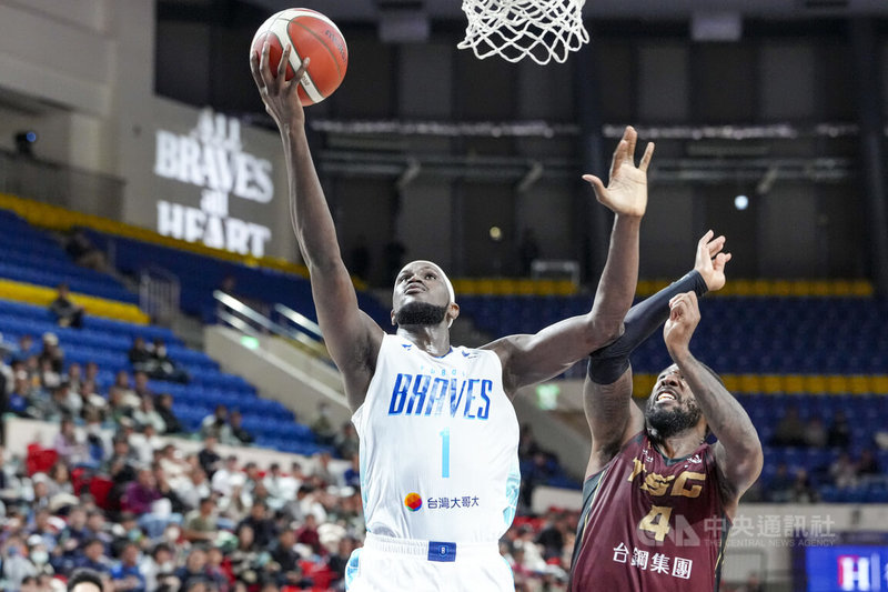 台灣職籃P.LEAGUE+台北富邦勇士與台鋼獵鷹3日在台北和平籃球館交手，勇士外籍生莫巴耶（Mouhamed Mbaye）（持球者）貢獻23分、6籃板，終場助隊以124比86輕取獵鷹。中央社記者鄭清元攝　115年1月3日