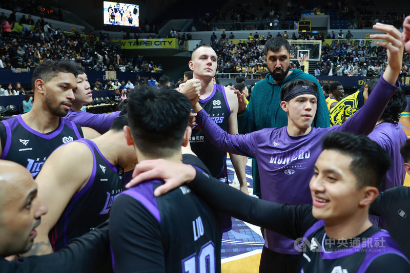 台灣職業籃球大聯盟（TPBL）例行賽3日在新莊體育館由新竹御嵿攻城獅交手新北中信特攻，終場攻城獅以84比79拿下勝利，球員一同在場中開心慶祝。中央社記者趙世勳攝　115年1月3日