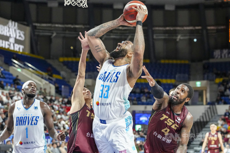 台灣職籃P.LEAGUE+台北富邦勇士3日在台北和平籃球館迎戰台鋼獵鷹，勇士洋將哥倫特（Troy Gillenwater）（持球者）攻下全場最高的24分，助隊最終以124比86獲勝。中央社記者鄭清元攝　115年1月3日