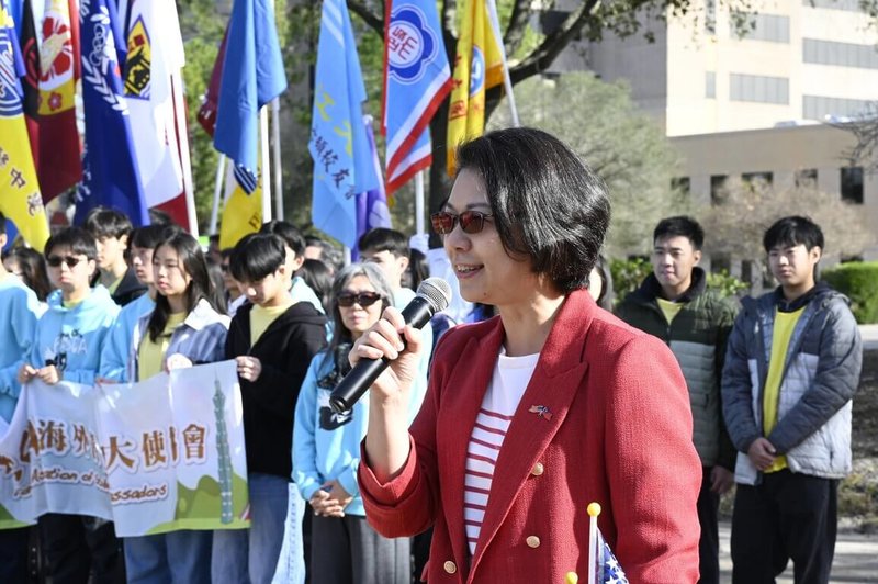 美國休士頓僑界1日舉行元旦升旗典禮，駐休士頓辦事處長蕭伊芳表示，未來將持續與理念相近夥伴攜手合作，強化國防能力與社會韌性。（休士頓華僑文教服務中心提供）中央社記者侯姿瑩華盛頓傳真 115年1月3日