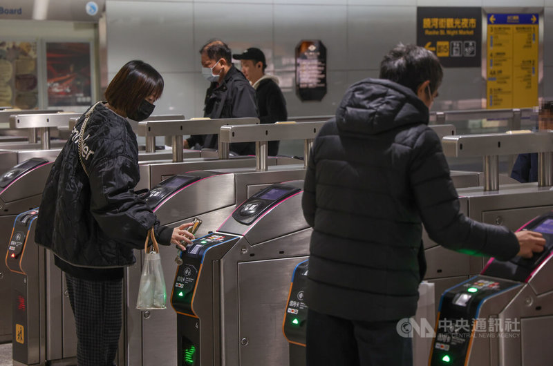 台北捷運3日開放使用QR Code掃碼乘車,北捷統計至上午9時30分,使用乘車碼旅客比例僅0.4%,絕大多數民眾仍使用數位卡證進站,僅極少數旅客持手機掃碼。中央社記者張新偉攝 115年1月3日