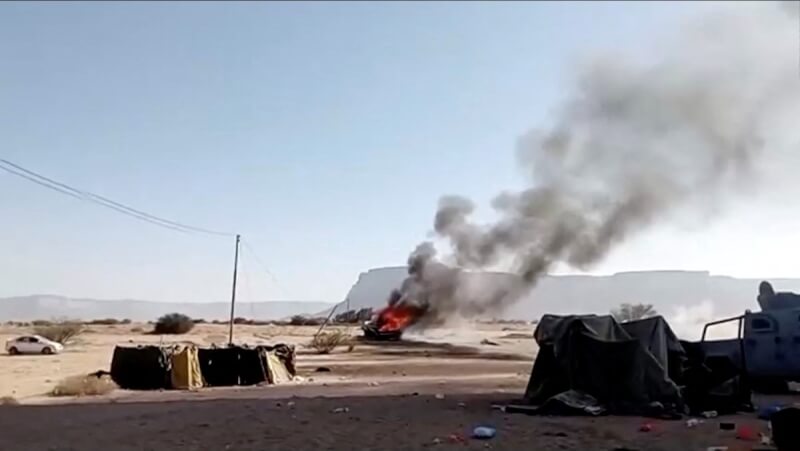 網路上流傳的影片顯示,沙烏地阿拉伯領導的聯軍2日空襲阿拉伯聯合大公國支持的葉門分離主義組織「南方過渡委員會」軍營。(UGC/via 路透社)