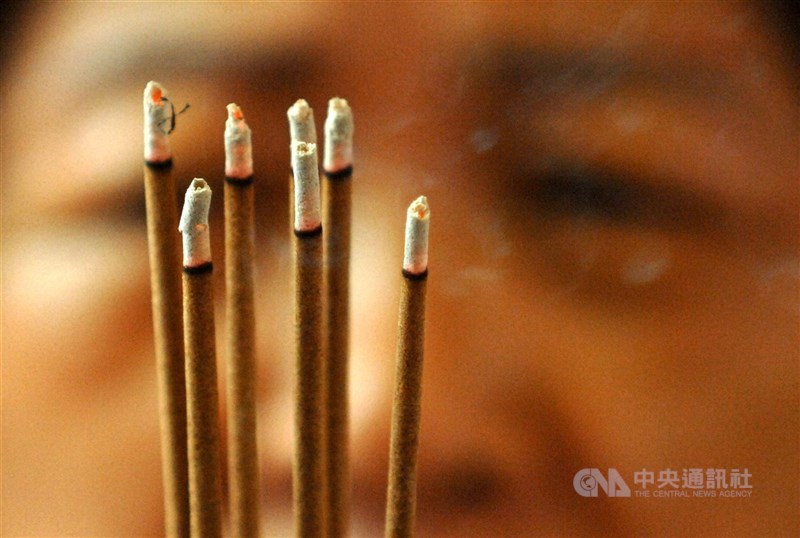 最近傳出阿嬤燒香全家鉛中毒案例，醫師提醒，劣質香品可能含鉛，燃燒後經呼吸或手部接觸進入人體，兒童是高風險族群，燒香務必保持通風並勤洗手。（中央社檔案照片）
