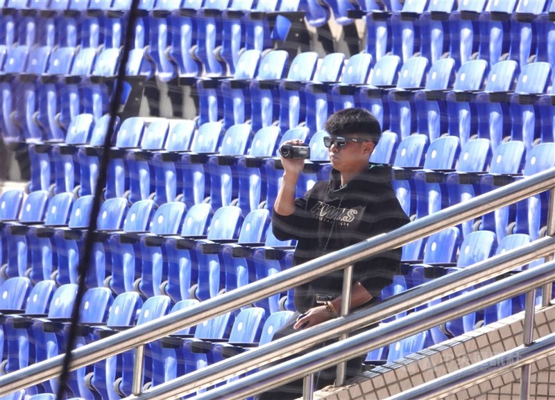 野手洪瑋漢（圖）季後沒被放入台鋼雄鷹60人保留名單中，2日開始出現在大專棒球聯賽複賽觀賽，雄鷹隊領隊劉東洋證實，洪瑋漢將轉任球探歷練。中央社記者謝靜雯攝  115年1月3日