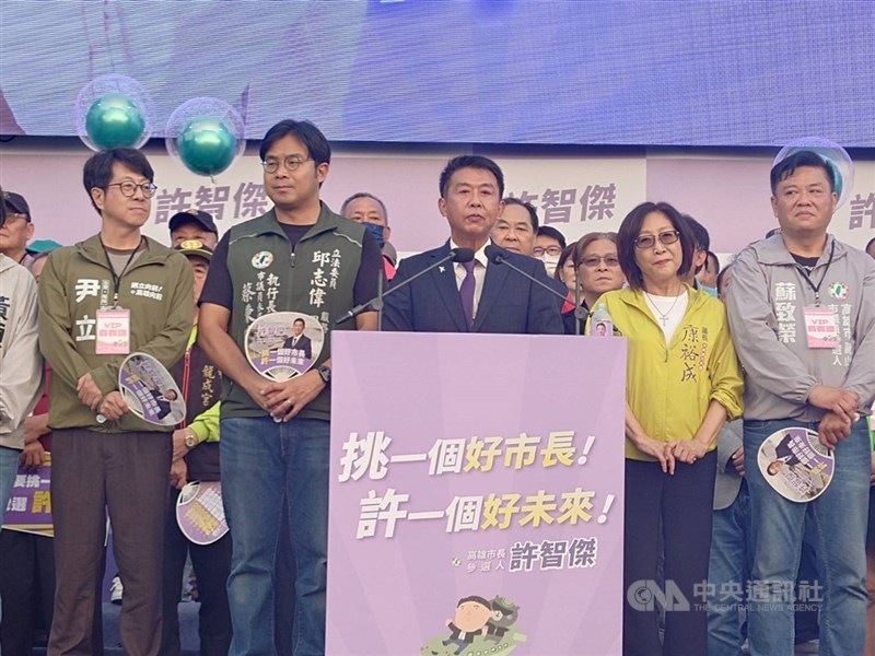 圖為民進黨立委許智傑（前中）。（中央社檔案照片）