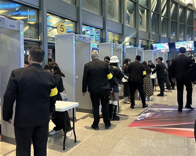 韓國人氣女團BABYMONSTER訪台，2日晚間在台北小巨蛋開唱會粉絲，現場維安全面升級，設置安檢門。 中央社記者王心妤攝 115年1月2日