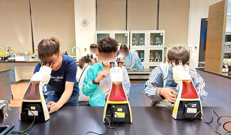 新北市教育局3日表示,寒假攜手25所大專校院推出「一日大學生」營隊,帶領高中職及部分國中學生,探索興趣與職涯方向。圖為馬偕醫學大學「眼底視網膜影像與人工智慧」營隊。(新北市府教育局提供)中央社記者黃旭昇新北傳真 115年1月3日