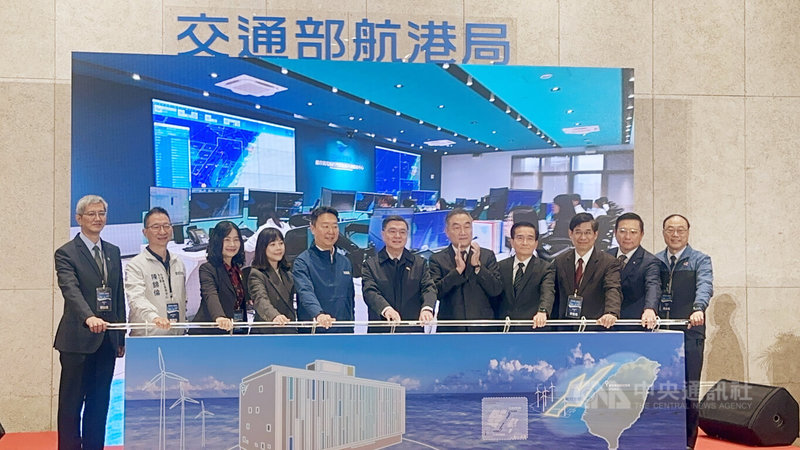 交通部航港局在台中港完成「離岸風場航行空間船舶交通服務中心（Vessel Traffic Service, VTS）」建置，3日啟用。行政院長卓榮泰（右6）、交通部長陳世凱（左5）出席啟用典禮。中央社記者趙麗妍攝 115年1月3日