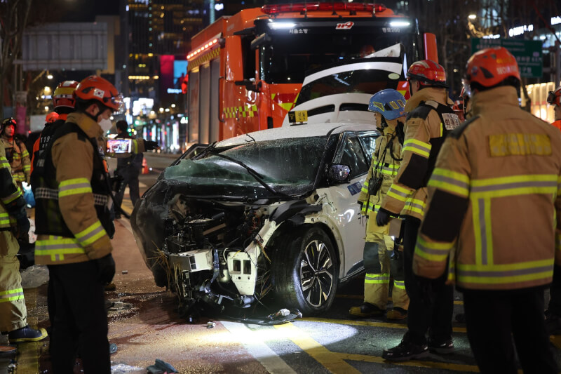 韓國首爾市鐘閣站附近2日發生嚴重車禍，造成1人喪生，13人受傷。圖為2日現場警消人員。（韓聯社）