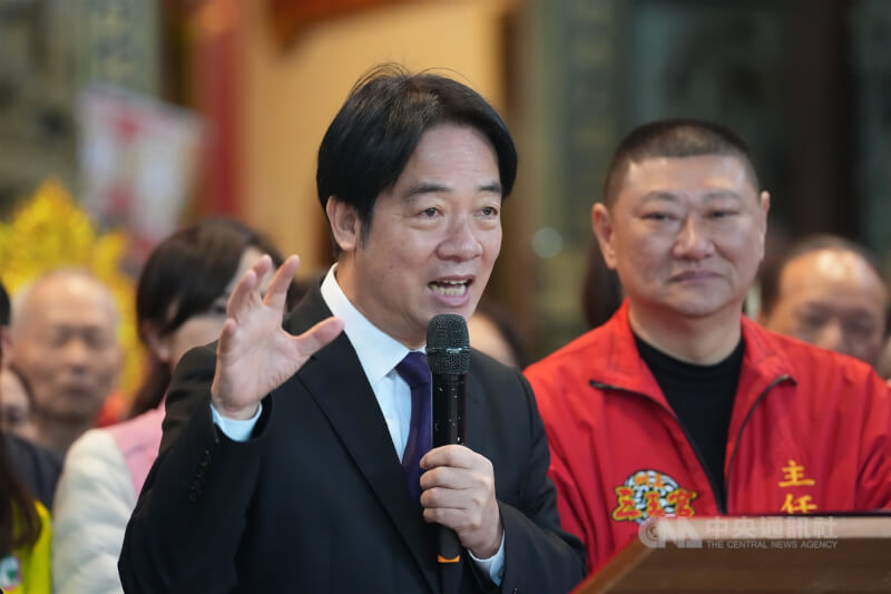 總統賴清德（左）3日前往台北市北投區洲美屈原宮、洲美三王宮參香祈福，致詞時談及台灣總體經濟表現、長照3.0等議題，也預祝大家新年快樂。中央社記者徐肇昌攝　115年1月3日