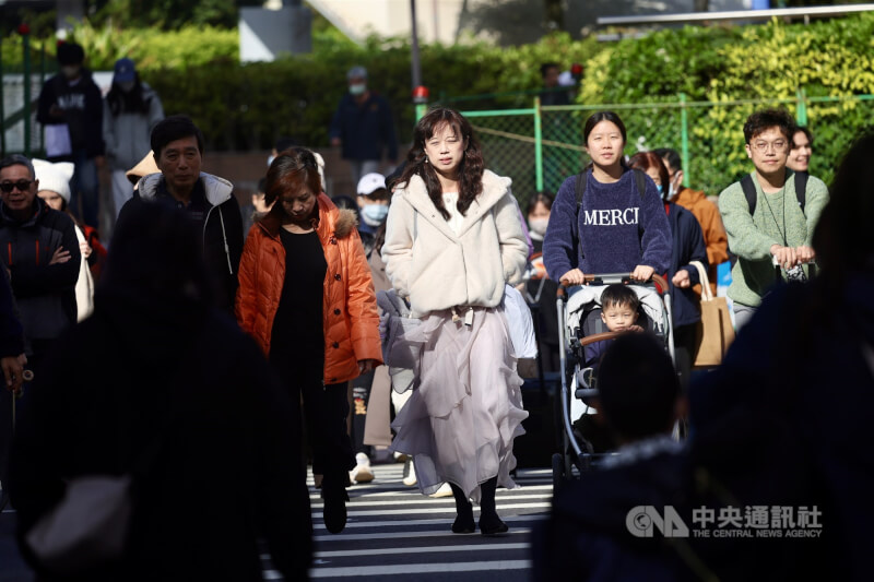 受強烈大陸冷氣團及輻射冷卻影響，中央氣象署3日針對新北、桃園市、新竹等地發布低溫特報，提醒民眾3日至4日上午可能出現10度以下低溫，圖為台北車站前民眾。中央社記者王飛華攝　115年1月3日