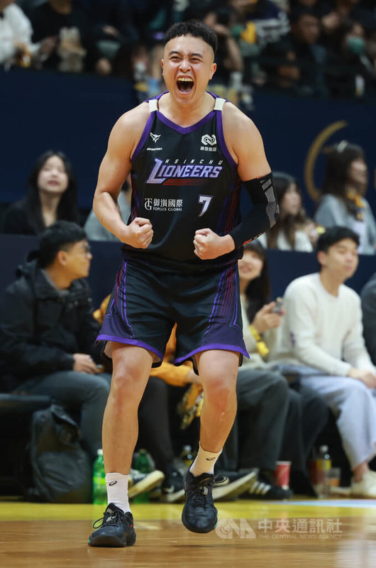 台灣職業籃球大聯盟（TPBL）新竹御嵿攻城獅3日作客新莊體育館與新北中信特攻交手，攻城獅陣中曾柏喻（圖）在一次進球得分後，握拳振奮吶喊。中央社記者趙世勳攝　115年1月3日
