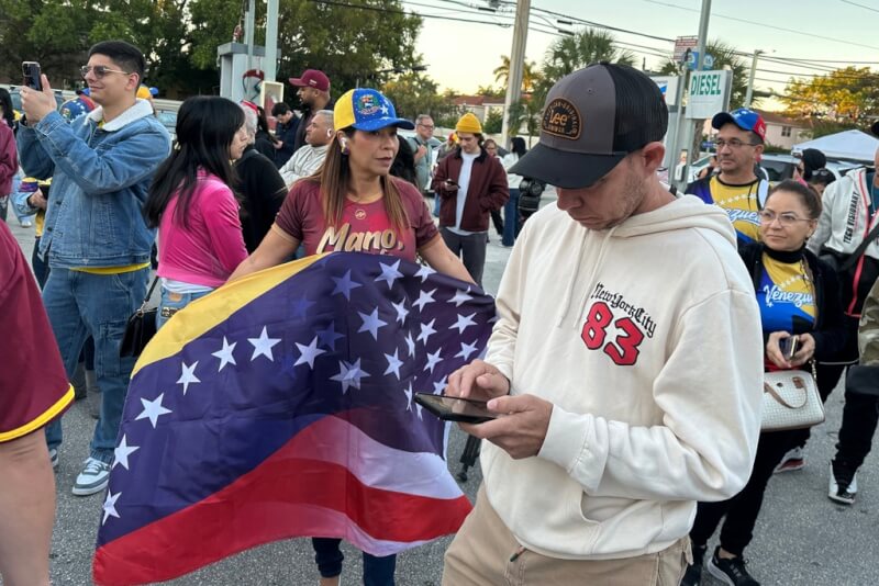 美國總統川普3日宣布已逮捕委內瑞拉總統馬杜洛夫婦後，美國佛羅里達州民眾上街歡慶。（美聯社）