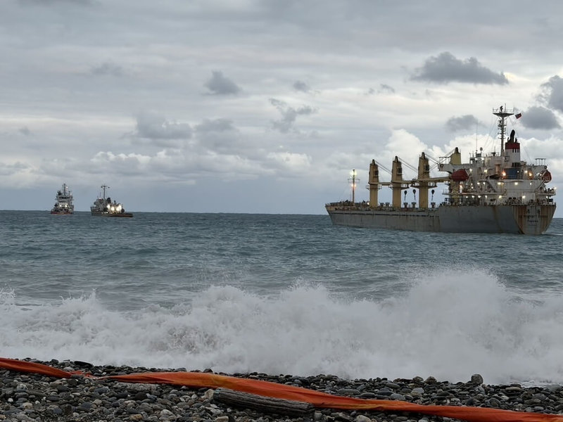 東北季風影響，巴拿馬籍貨船「通鴻輪」元旦擱淺在花蓮溪出海口北側化仁海堤沙灘，船上逾200公噸餘油威脅海洋生態環境，經2艘拖船脫淺，海巡船艇戒護，3日傍晚脫淺成功。（海洋委員會海巡署東部分署提供）中央社記者李先鳳傳真　115年1月4日