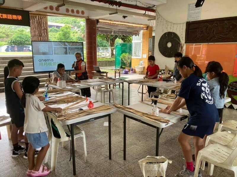 屏東縣內獅國小整合沉浸式族語課程與校訂課程，並安排「月桃葉編織體驗」等活動，同時教授與月桃葉編織相關的族語詞彙。（教育部提供）中央社記者許秩維傳真　115年1月4日