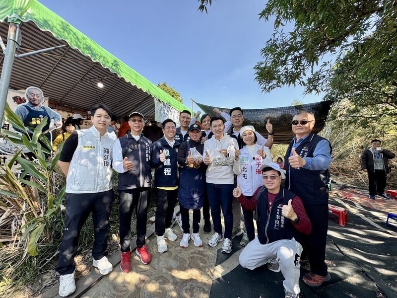 2026台中市長選舉，立法院副院長江啟臣（前左5）爭取國民黨黨內提名，4日在同黨立委羅廷瑋（前左）等人陪同下，前往北屯區大坑風景區爬山，與健行的民眾打招呼。（江啟臣辦公室提供）中央社記者蘇木春傳真　115年1月4日