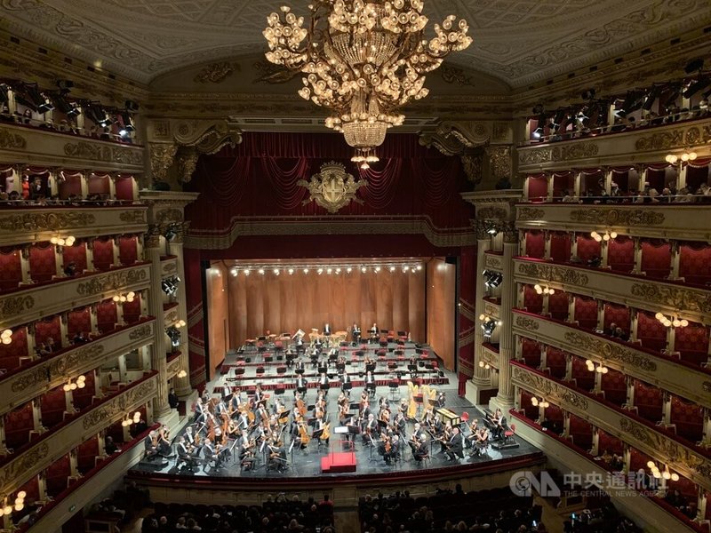 被視為世界3大劇院的米蘭史卡拉劇院，在劇院官網明白要求觀眾應穿著得體，否則不得入內。圖為劇院內部富麗堂皇的裝潢。中央社記者黃雅詩米蘭攝　115年1月4日