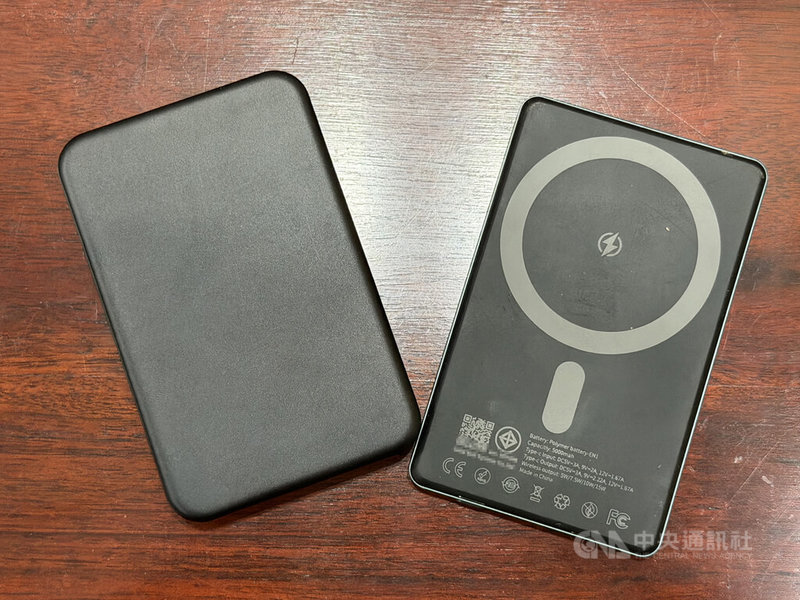 在全球陸續傳出因鋰電池過熱造成起火事故後，印度民航總局（DGCA）發布新的機上安全規定，禁止旅客在飛行途中使用行動電源（如圖示意）充電，也不許利用機上充電設施為行動電源充電。中央社記者李晉緯新德里攝　115年1月4日